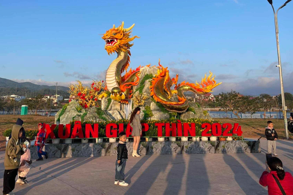 Linh vật rồng nặng 500kg hạ cánh tại phố núi Quảng Trị - 3 Linh vật rồng nặng 500kg hạ cánh tại phố núi Quảng Trị - 3