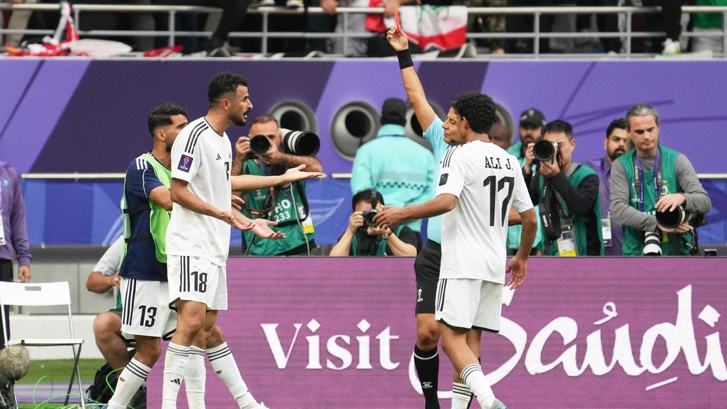 Trọng tài bị chỉ trích vì đuổi khỏi sân tiền đạo Aymen Hussein của Iraq -  Vietnam.vn