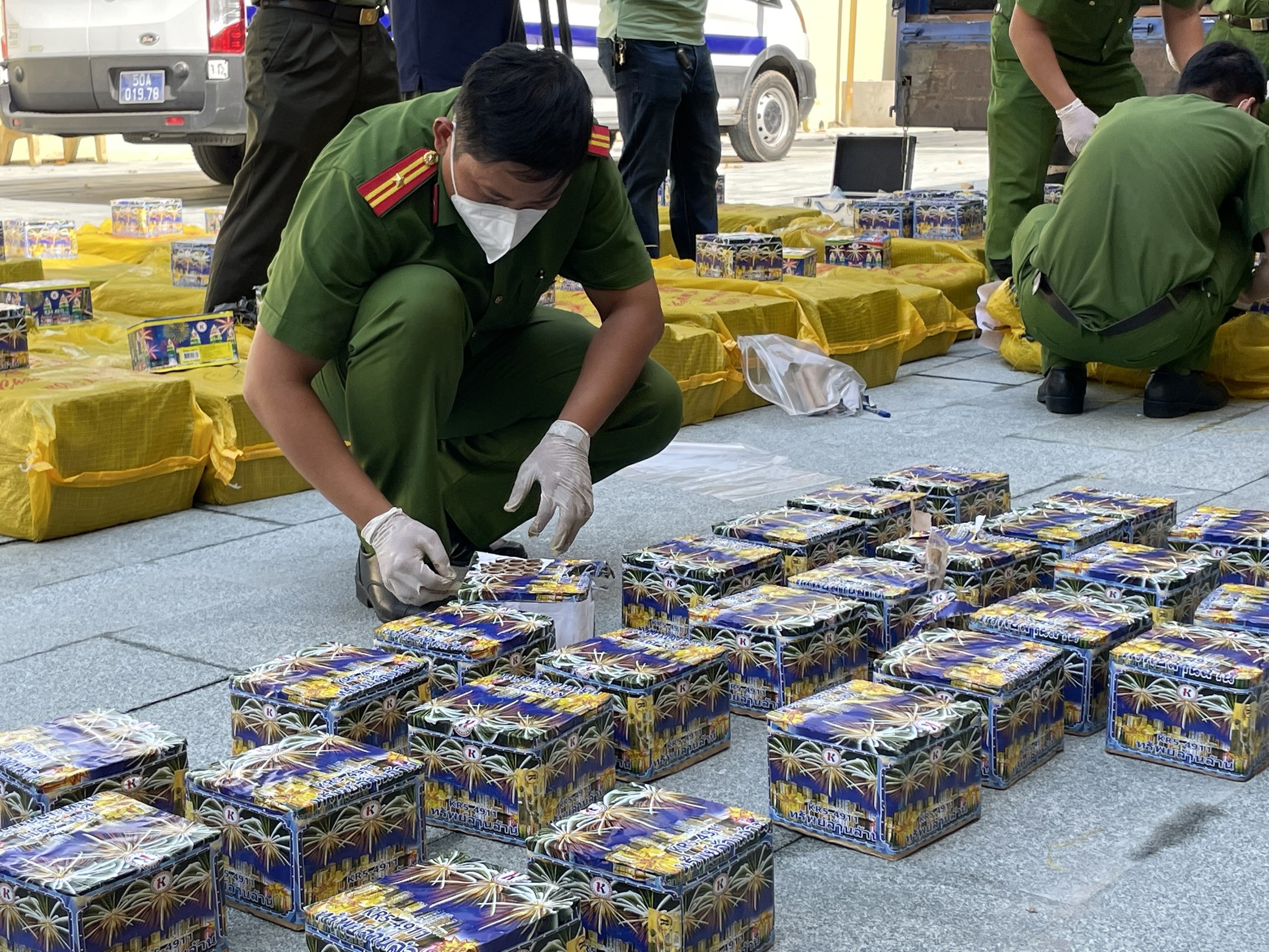Công an TP.HCM triệt phá đường dây mua bán pháo nổ xuyên quốc gia- Ảnh 3. Công an TP.HCM triệt phá đường dây mua bán pháo nổ xuyên quốc gia- Ảnh 3.