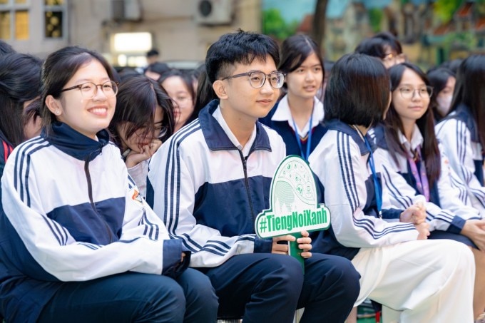 Học sinh trường THPT Việt Đức lắng nghe chia sẻ của ban tổ chức cuộc thi. Ảnh: Vingroup