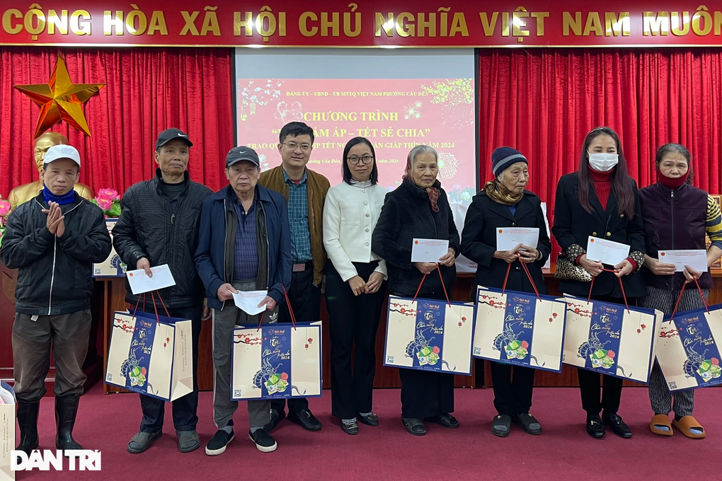 Báo Dân trí tặng 40 suất quà tới các hoàn cảnh khó khăn Tết Giáp Thìn - 3 Báo Dân trí tặng 40 suất quà tới các hoàn cảnh khó khăn Tết Giáp Thìn - 3