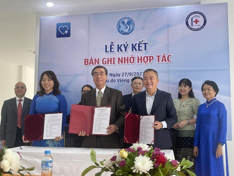 Bệnh viện Đa khoa Quốc tế La Vie, Bệnh viện Đại học Y Hà Nội, Hội liên lạc người Việt Nam ở nước ngoài (ALOV) kí kết hợp tác. Ảnh: Vũ Quý ໂຮງໝໍສາກົນ ລາວີ, ໂຮງໝໍມະຫາວິທະຍາໄລການແພດຮ່າໂນ້ຍ, ສະມາຄົມຕິຕໍ່ຊາວຫວຽດນາມ ຢູ່ຕ່າງປະເທດ (ALOV) ໄດ້ລົງນາມໃນສັນຍາຮ່ວມມື. ພາບ: ວູກຸ້ຍ