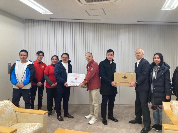 Người Việt ở tâm chấn động đất Nhật Bản nhận được nhiều hỗ trợ- Ảnh 1. Ngày 6-1-2024, phái đoàn hơn 20 người của Tổng lãnh sự quán Việt Nam tại Osaka cùng với các doanh nghiệp thăm cộng đồng người Việt tại tỉnh Ishikawa - Ảnh: Nhóm Người Việt ở Ishikawa