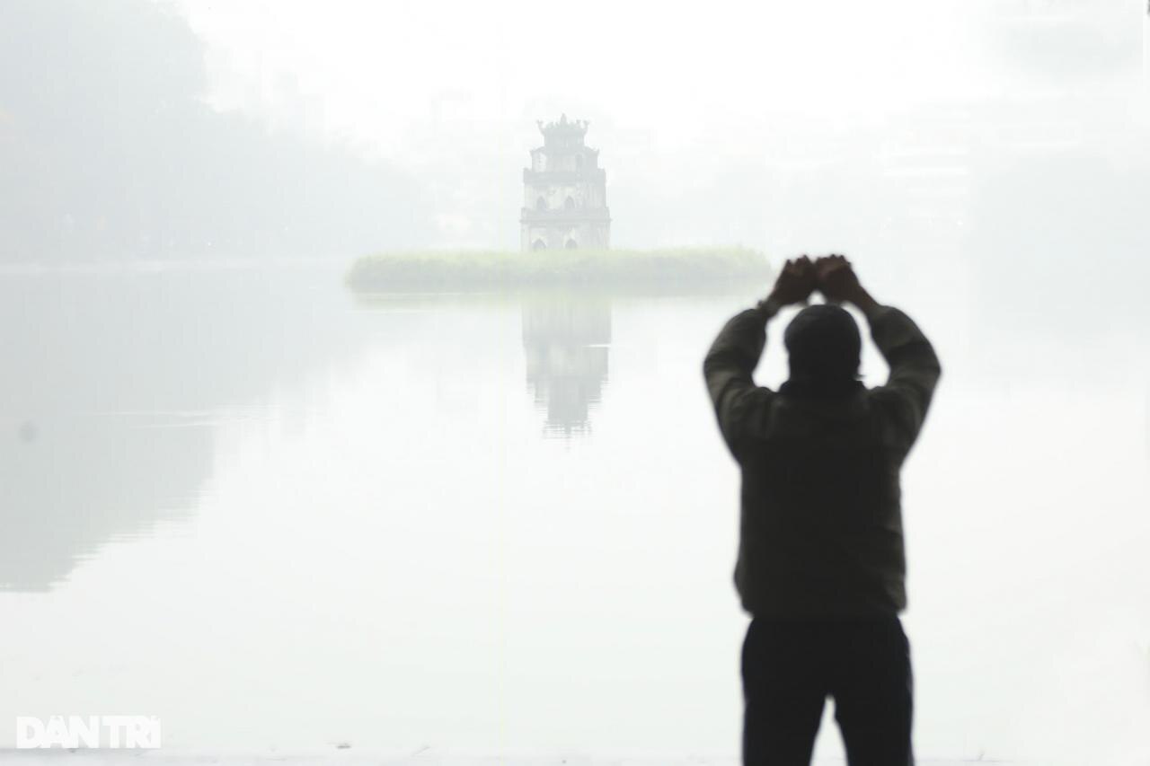 Sương mù trắng xóa bao phủ sông Hồng, hồ Tây, hồ Gươm - 5