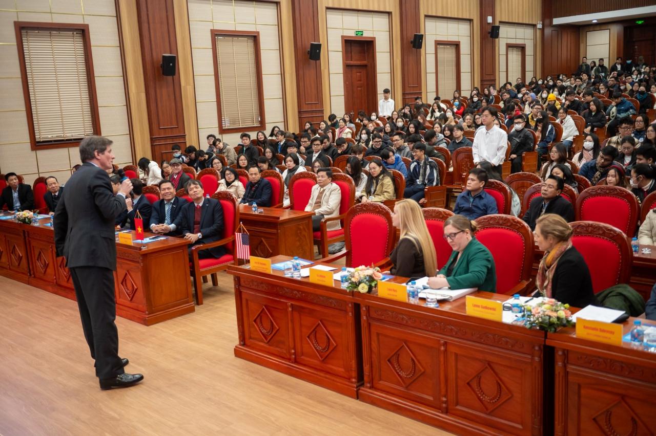 Thứ trưởng Mỹ: 15 công ty muốn đầu tư 8 tỷ USD ở Việt Nam nếu có điện sạch - 5 Thứ trưởng Mỹ: 15 công ty muốn đầu tư 8 tỷ USD ở Việt Nam nếu có điện sạch - 5