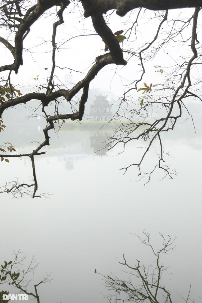 Sương mù trắng xóa bao phủ sông Hồng, hồ Tây, hồ Gươm - 6