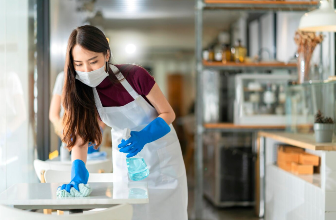 Làm sạch và khử trùng các bề mặt cứng như mặt bàn có thể ngăn chặn sự lây lan của vi trùng khi trong nhà có người bệnh. Ảnh: Freepik