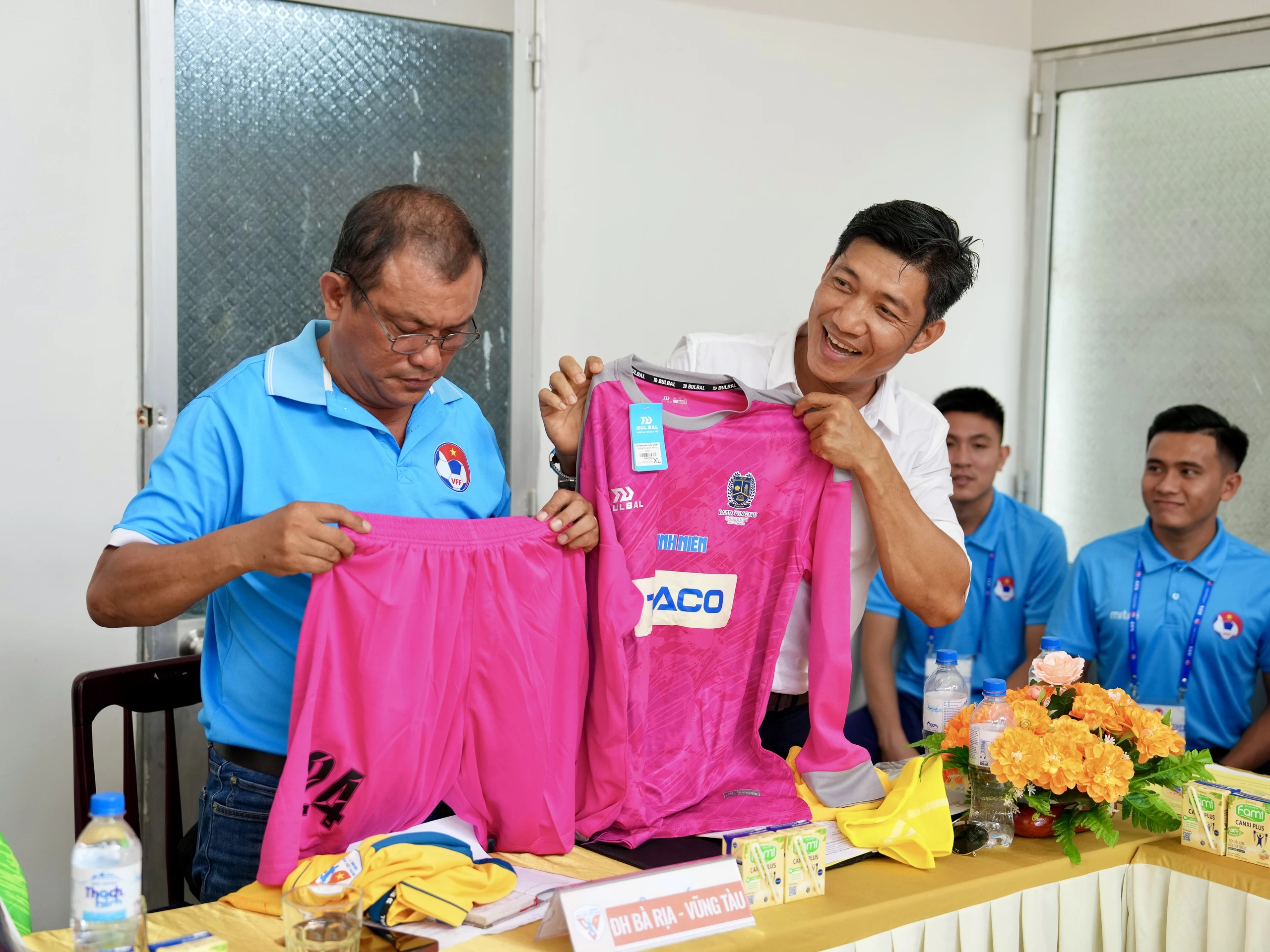 HLV Lê Văn Quốc khoe màu áo Trường ĐH Bà Rịa - Vũng Tàu tại buổi họp kỹ thuật ngày 11.1 HLV Lê Văn Quốc khoe màu áo Trường ĐH Bà Rịa - Vũng Tàu tại buổi họp kỹ thuật ngày 11.1