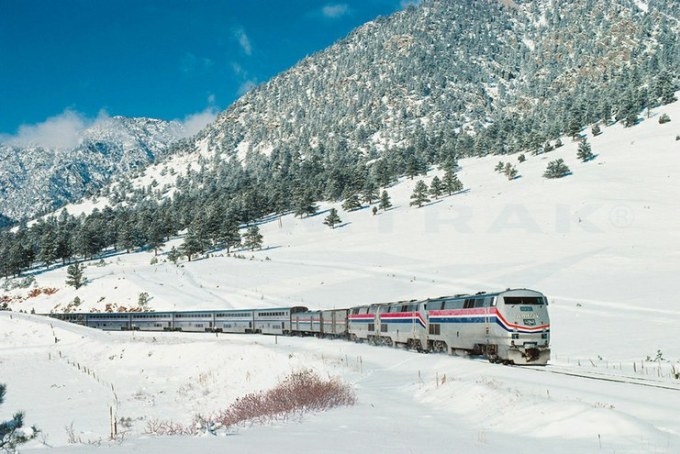 Chuyến tàu Amtraks California Zephyr đi qua vùng núi tuyết. Ảnh: Amtrak History