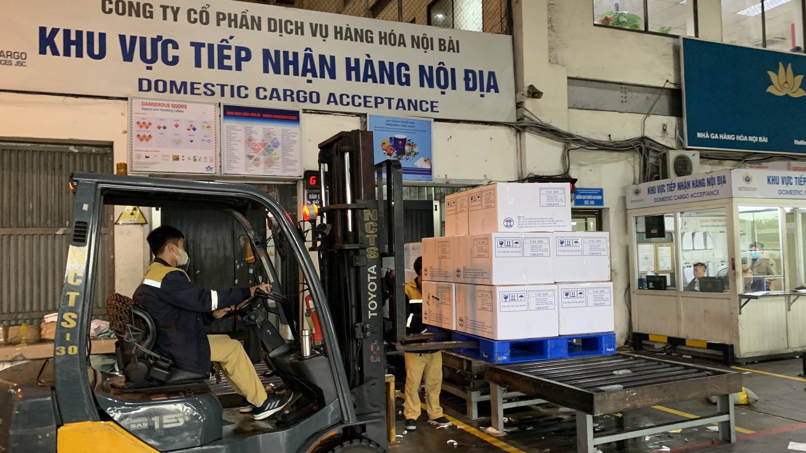 7,4 triệu liều vắcxin bay miễn phí phục vụ Chương trình Tiêm chủng mở rộng Quốc gia- Ảnh 1. 7,4 triệu liều vắcxin bay miễn phí phục vụ Chương trình Tiêm chủng mở rộng Quốc gia- Ảnh 1.