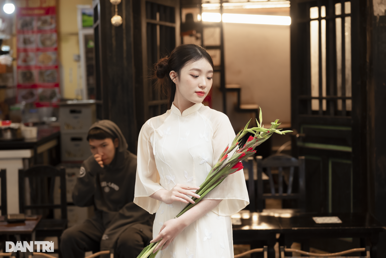 Thiếu nữ chịu rét diện áo dài chụp ảnh Tết trên phố Hà Nội - 4 Thiếu nữ chịu rét diện áo dài chụp ảnh Tết trên phố Hà Nội - 4