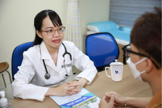 Bác sĩ Minh Thùy khám cho bệnh nhân vào tháng 10/2023. Ảnh: Bệnh viện Đa khoa Tâm Anh