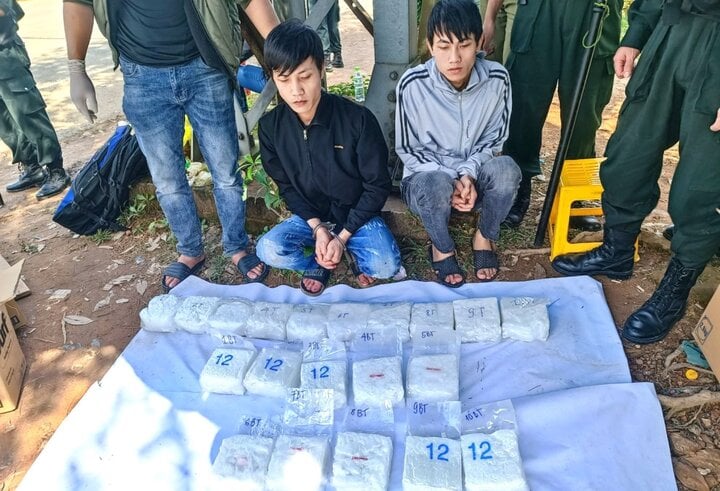Trung, Đạt cùng tang vật tại hiện trường. (Ảnh: Công an Quảng Trị)