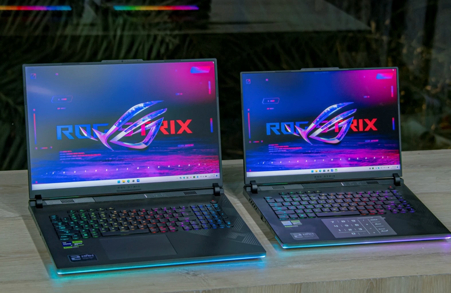 Asus ROG Strix SCAR 18 - laptop mạnh nhất thế giới cho game thủ được mở bán- Ảnh 1.