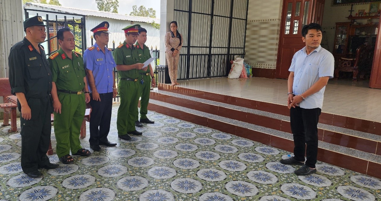 Kiên Giang: Bắt giữ 2 giám đốc và đàn em chuyên bảo kê 'cò' lúa, lừa đảo- Ảnh 1. Kiên Giang: Bắt giữ 2 giám đốc và đàn em chuyên bảo kê 'cò' lúa, lừa đảo- Ảnh 1.