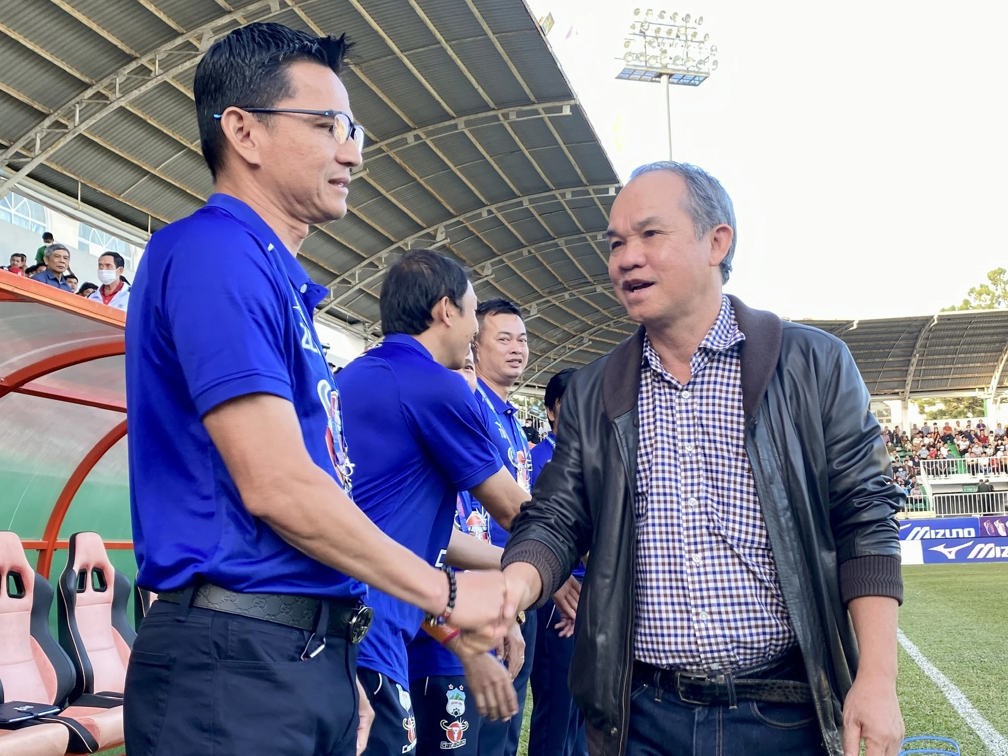 Kiatisak bắt tay bầu Đức trước khi HAGL đá trận ra quân V-League 2023 Kiatisak bắt tay bầu Đức trước khi HAGL đá trận ra quân V-League 2023