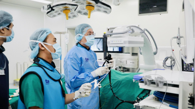 Ê kíp bác sĩ Bệnh viện Đ khoa Tâm Anh trong một ca phẫu thuật hồi tháng 12/2023. Ảnh: Bệnh viện cung cấp