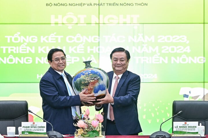 Bộ trưởng Lê Minh Hoan tặng Thủ tướng Chính phủ Phạm Minh Chính chiếc bình gốm có "nhãn mã hoá". (Ảnh: Đinh Tùng/NNVN)