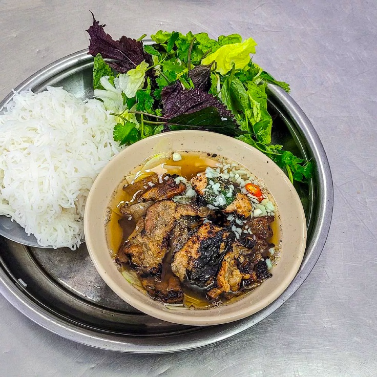 Bun-Thit-Nuong-3 - Vietnam.vn Bún thịt nướng là món ăn với sự kết hợp hoàn hảo giữa thịt nướng, rau xanh và nước chấm đậm đà. Ảnh: Michelin Guide