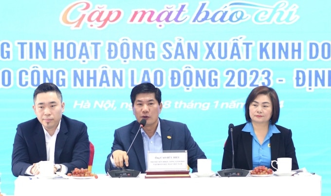 Ông Cao Hữu Hiếu, Tổng giám đốc Vinatex (ngồi giữa) chia sẻ về thị trường dệt may 2023, dự báo 2024, ngày 8/1. Ảnh: Cao Nam