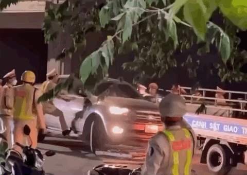 CSGT phá kính ô tô khống chế tài xế say xỉn, chống đối- Ảnh 2. CSGT phá kính ô tô khống chế tài xế say xỉn, chống đối- Ảnh 2.