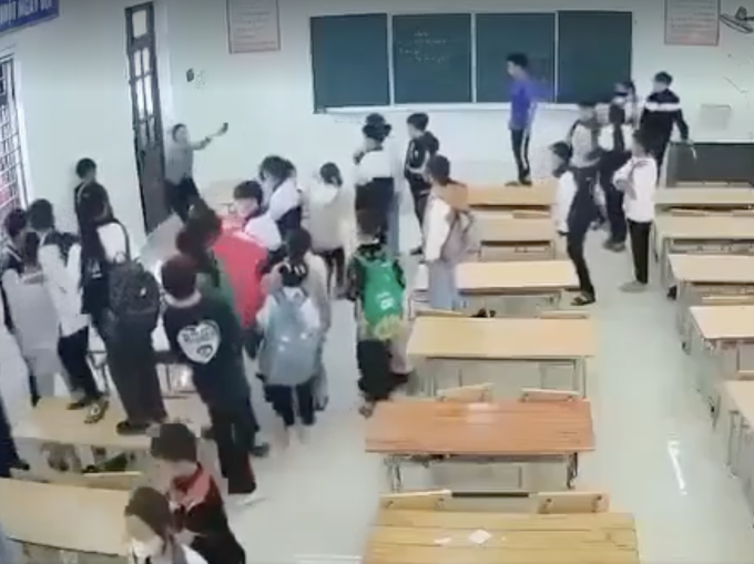 Cô giáo dạy Âm nhạc bị nhốt, phản kháng. Ảnh cắt từ video