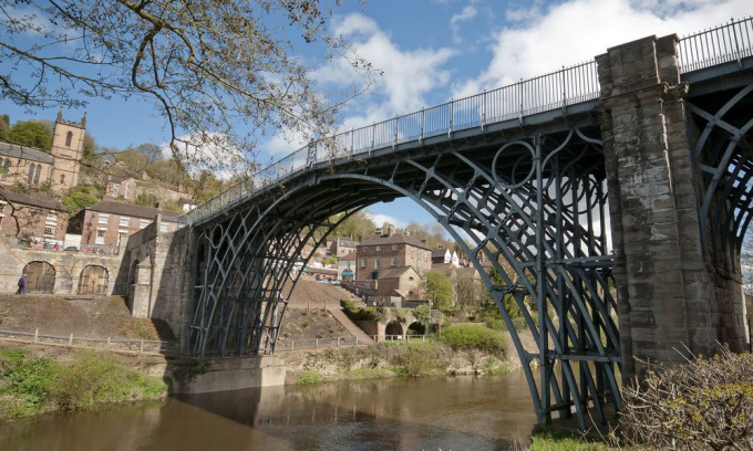 Cầu Iron Bridge bắc qua sông Severn. Ảnh: Bs0u10e0/Flickr