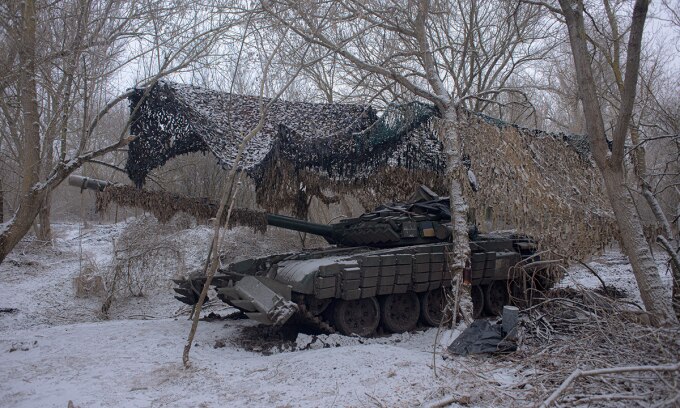 Xe tăng T-72 Ukraine gần làng Rabotino ở tỉnh Zaporizhzhia ngày 27/1. Ảnh: AFP