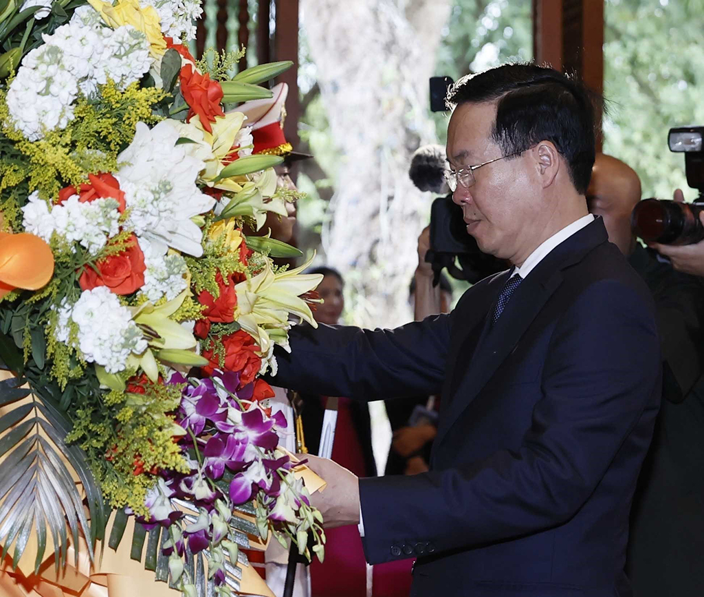 Chủ tịch nước Võ Văn Thưởng dâng hoa tưởng nhớ Chủ tịch Hồ Chí Minh- Ảnh 1. Chủ tịch nước Võ Văn Thưởng dâng hoa tưởng nhớ Chủ tịch Hồ Chí Minh- Ảnh 1.