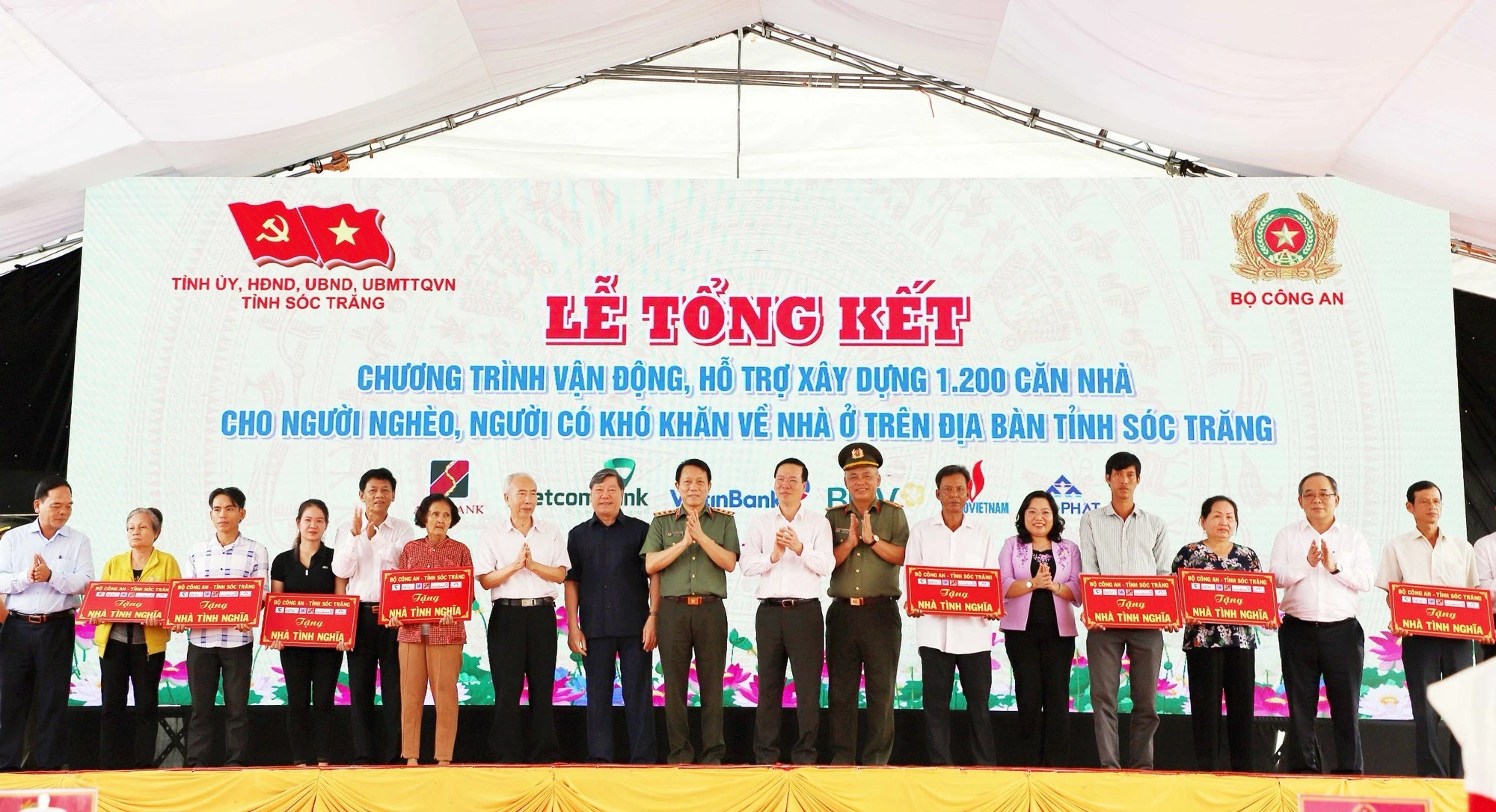 Chủ tịch nước Võ Văn Thưởng dự lễ trao tặng 1.200 căn nhà tại Sóc Trăng- Ảnh 1. Chủ tịch nước Võ Văn Thưởng dự lễ trao tặng 1.200 căn nhà tại Sóc Trăng- Ảnh 1.
