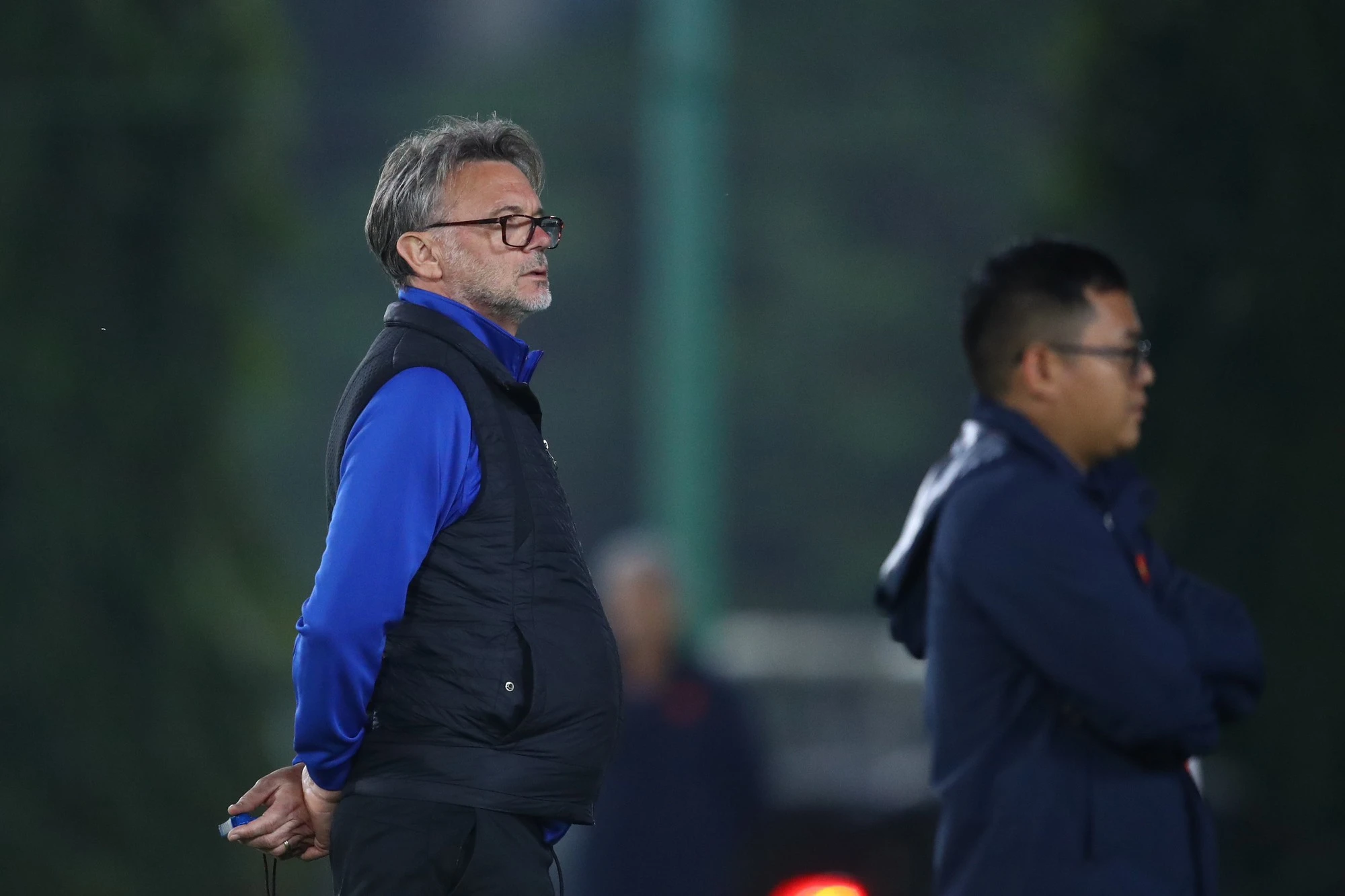 HLV Philippe Troussier trầm ngâm nhìn đội tuyển Việt Nam tập ngày 3.1 HLV Philippe Troussier trầm ngâm nhìn đội tuyển Việt Nam tập ngày 3.1