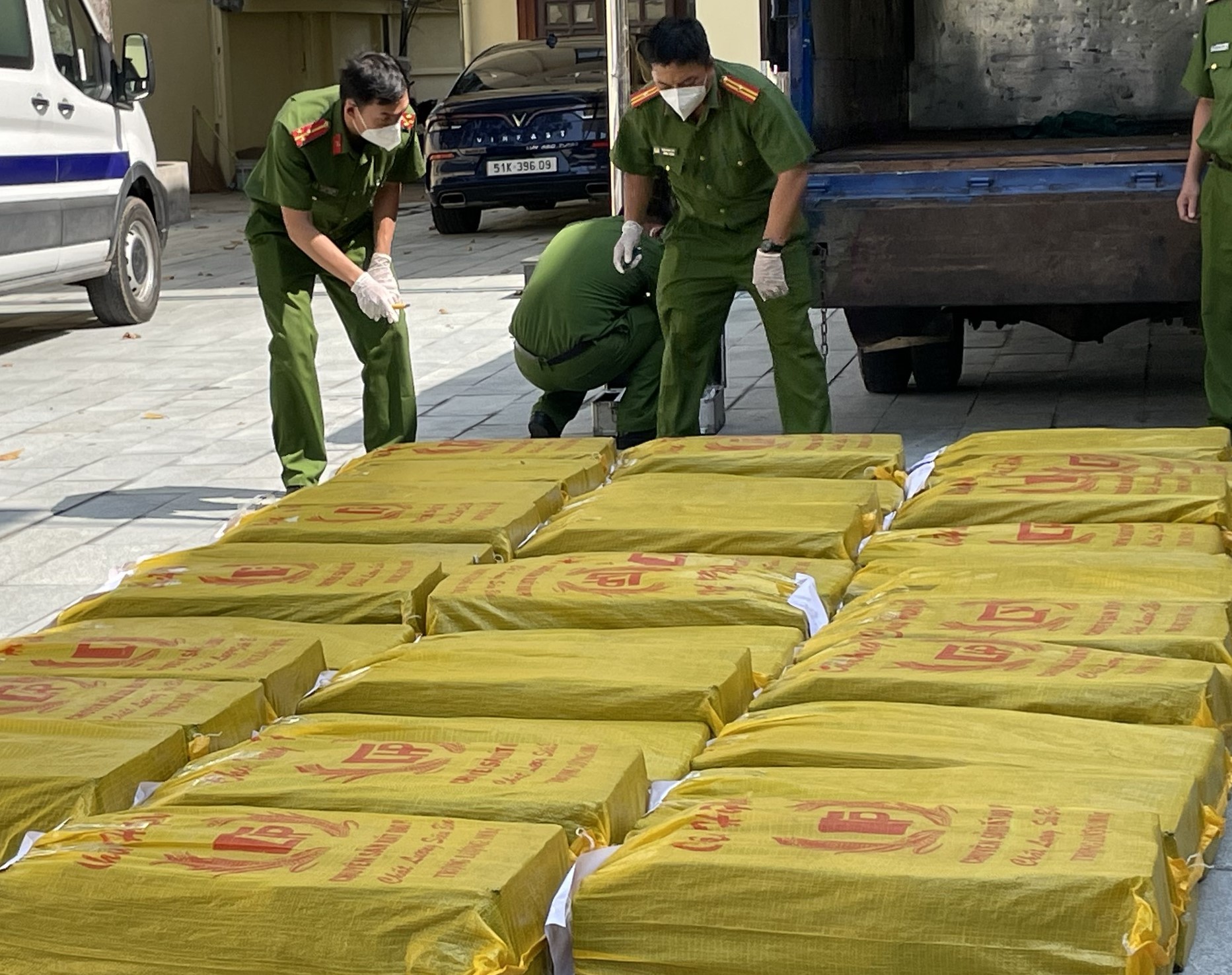 Công an TP.HCM triệt phá đường dây mua bán pháo nổ xuyên quốc gia- Ảnh 2. Công an TP.HCM triệt phá đường dây mua bán pháo nổ xuyên quốc gia- Ảnh 2.