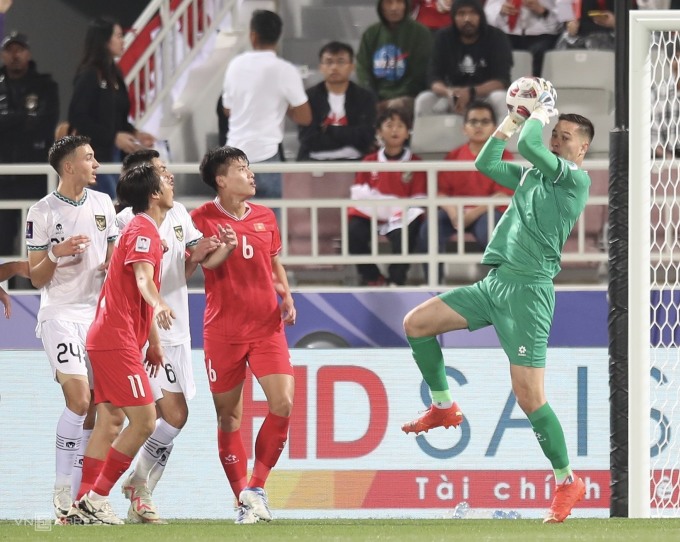 Trung vệ Nguyễn Thanh Bình (số 6) trong trận Việt Nam thua Indonesia 0-1 ở Asian Cup 2023. Ảnh: Lâm Thoả