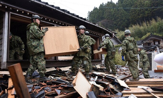 Lực lượng phòng vệ Nhật Bản hỗ trợ dọn dẹp đống đổ nát sau trận động đất tại tỉnh Ishikawa hôm 3/1. Ảnh: Reuters