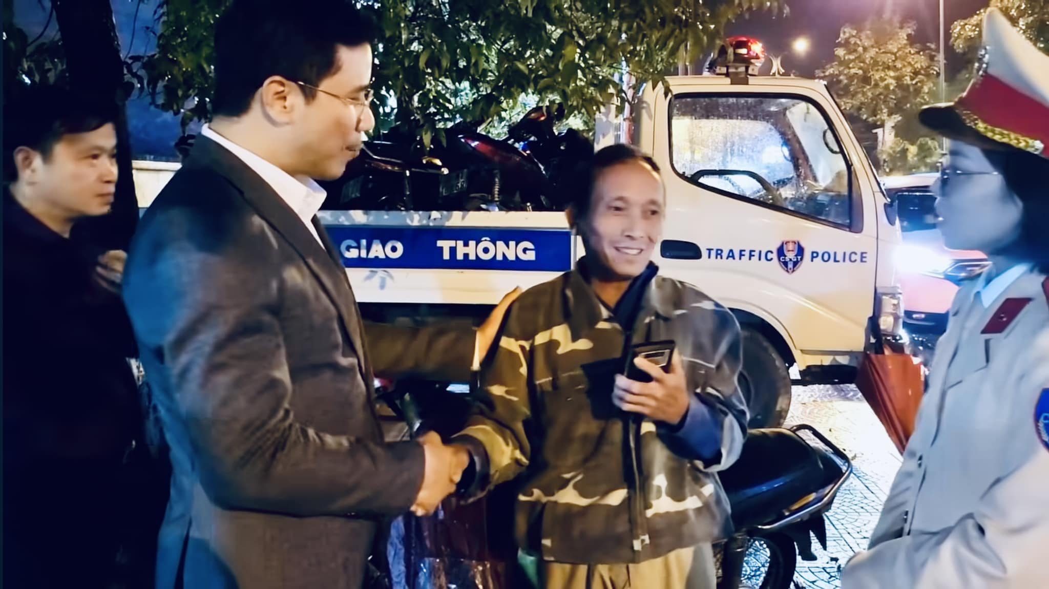 Không phạt nồng độ cồn bác thợ xây ở Hà Tĩnh: Để hướng đến thiện lành?- Ảnh 1. Không phạt nồng độ cồn bác thợ xây ở Hà Tĩnh: Để hướng đến thiện lành?- Ảnh 1.