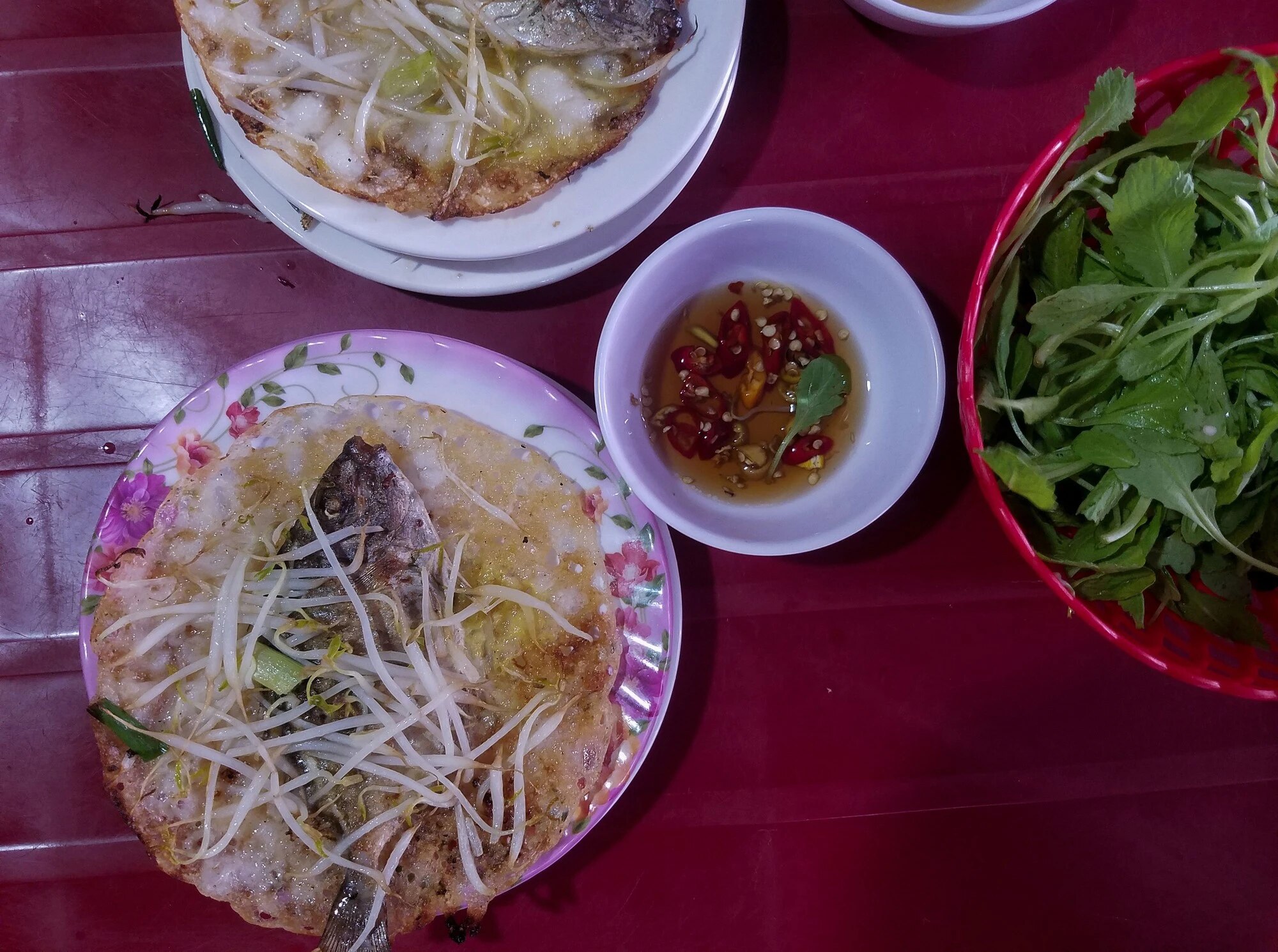 Hương vị quê hương: Đến chợ An Truyền ăn bánh xèo cá kình - Ảnh 1.
