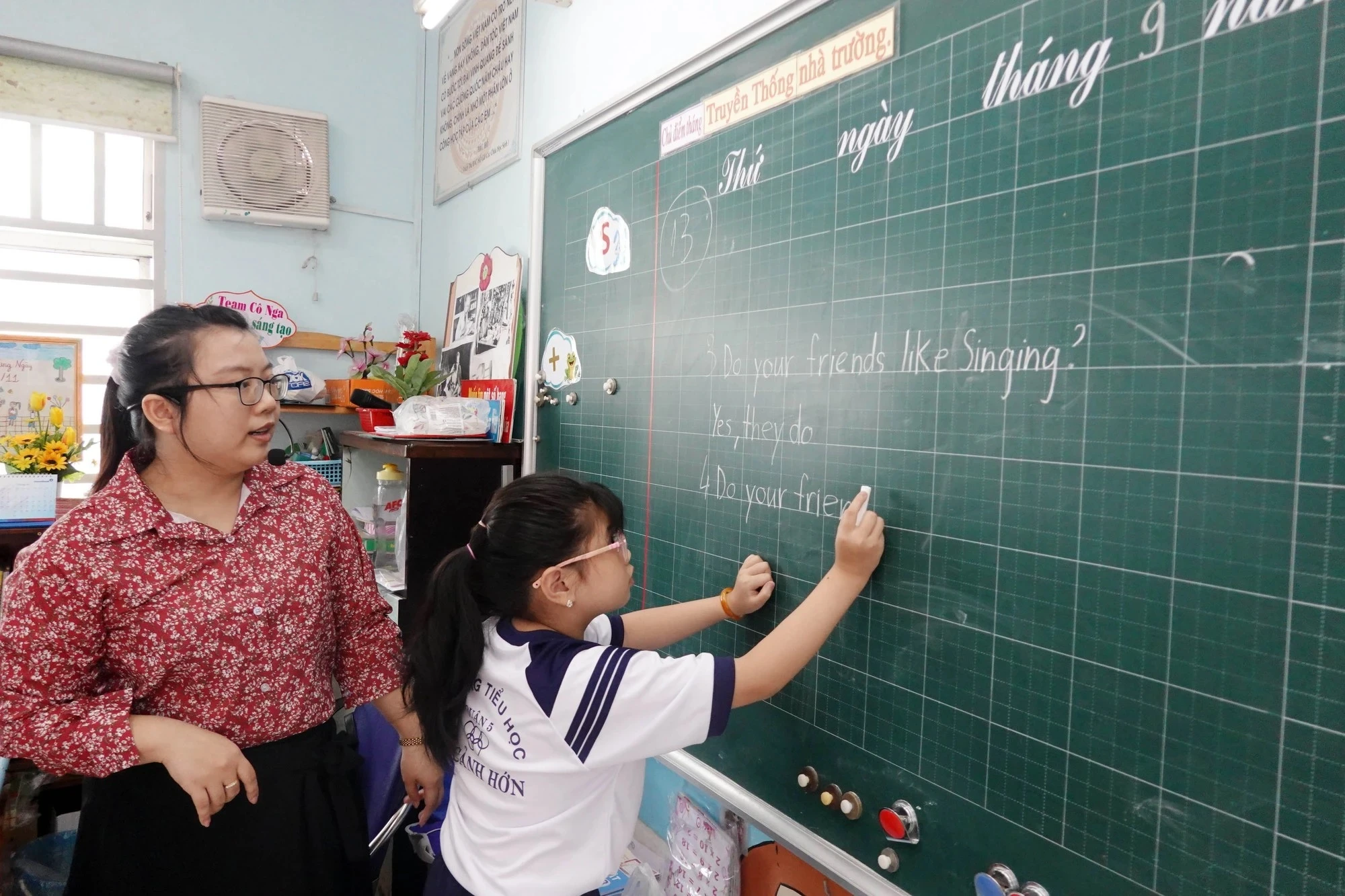 Điểm cao bài viết nhưng gặp lúng túng khi giao tiếp tiếng Anh, vì sao?- Ảnh 1. Điểm cao bài viết nhưng gặp lúng túng khi giao tiếp tiếng Anh, vì sao?- Ảnh 1.