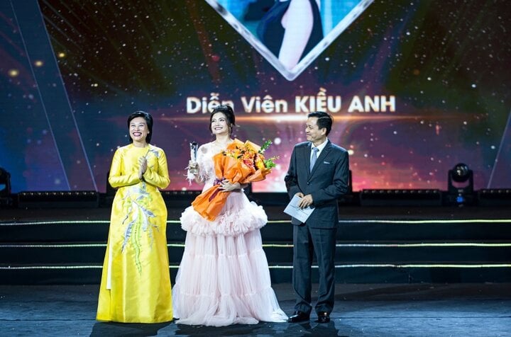 Kiều Anh nhận giải "Diễn viên truyền hình nổi bật của năm".