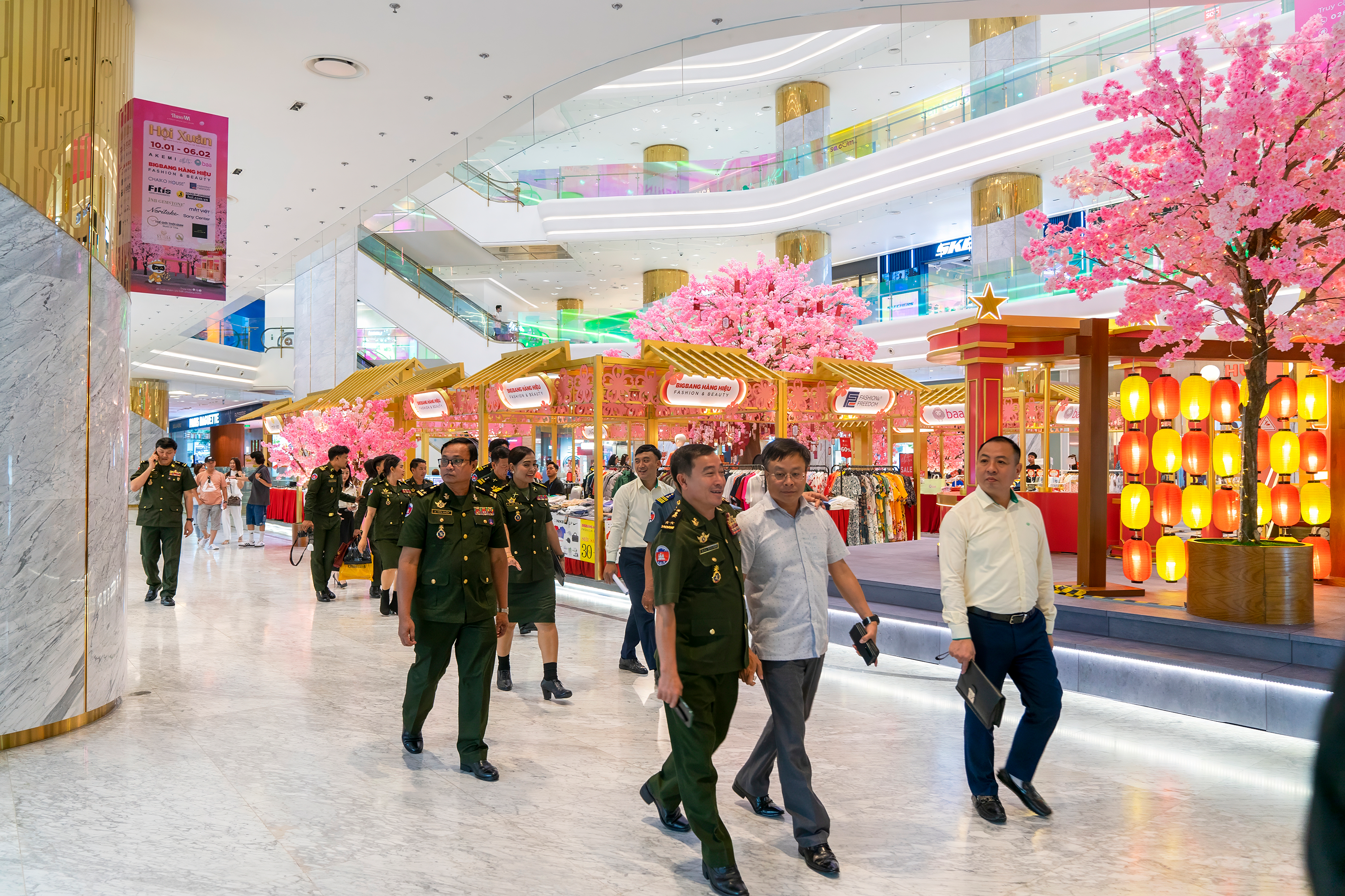 Đoàn công tác tham quan Trung tâm thương mại Thiso Mall Sala THACO 4