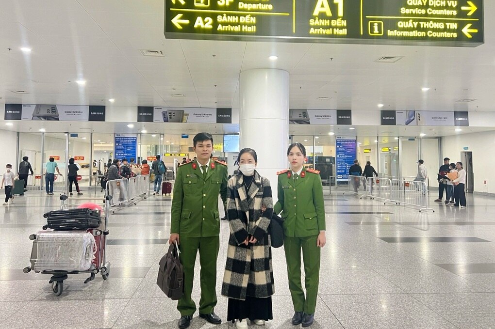 Đối tượng bị truy nã quốc tế sa lưới khi vừa xuống sân bay Nội Bài - 1