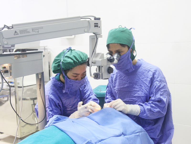 Dọn nhà cuối năm bị chấn thương mắt do vật sắc nhọn văng vào
- Ảnh 1. Dọn nhà cuối năm bị chấn thương mắt do vật sắc nhọn văng vào
- Ảnh 1.