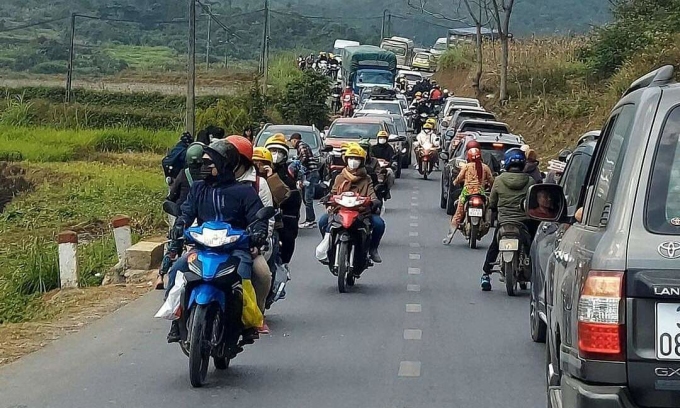 Đoàn khách nối nhau trên đường ở Hà Giang hôm 30/12. Ảnh: Bibi Ha Giang Tour
