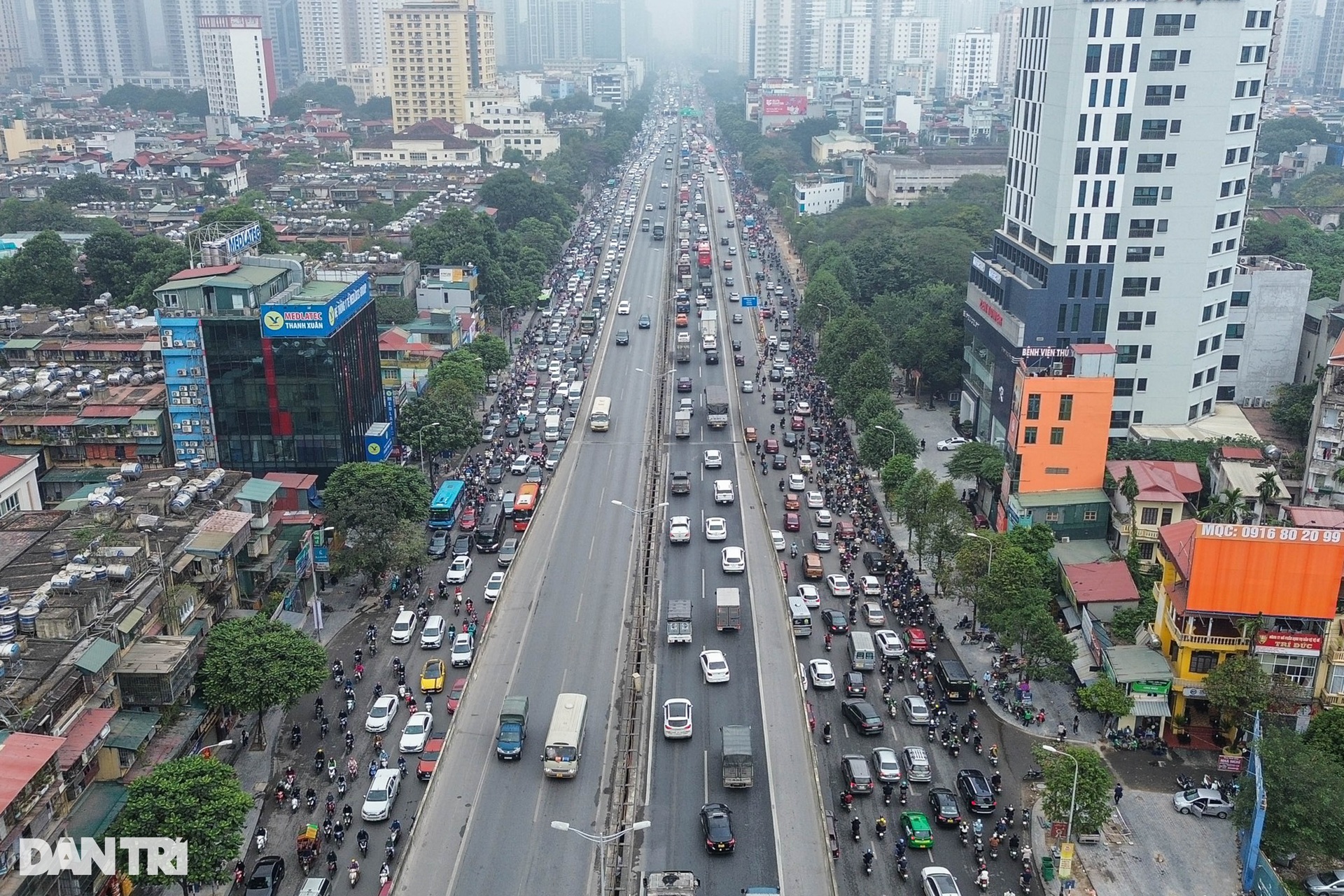 Đường phố ùn tắc, người dân chật vật trong ngày đi làm đầu năm 2024 - 1 Đường phố ùn tắc, người dân chật vật trong ngày đi làm đầu năm 2024 - 1