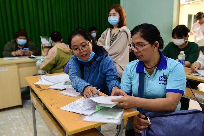 Người dân làm thủ tục nhận trợ cấp thất nghiệp tại Trung tâm dịch vụ việc làm TP HCM, tháng 11/2023. Ảnh: Thanh Tùng
