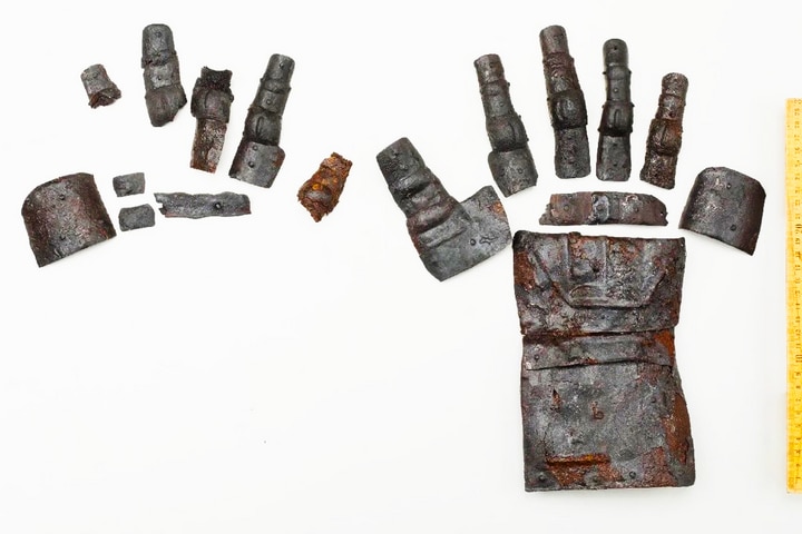 Một chiếc găng tay bọc thép độc đáo có từ thế kỷ 14 được bảo quản tốt vừa được phát hiện tại Lâu đài Kyburg ở Pfäffikon, Thụy Sĩ. (Ảnh: Cơ quan cơ sở hạ tầng bang Zurich)