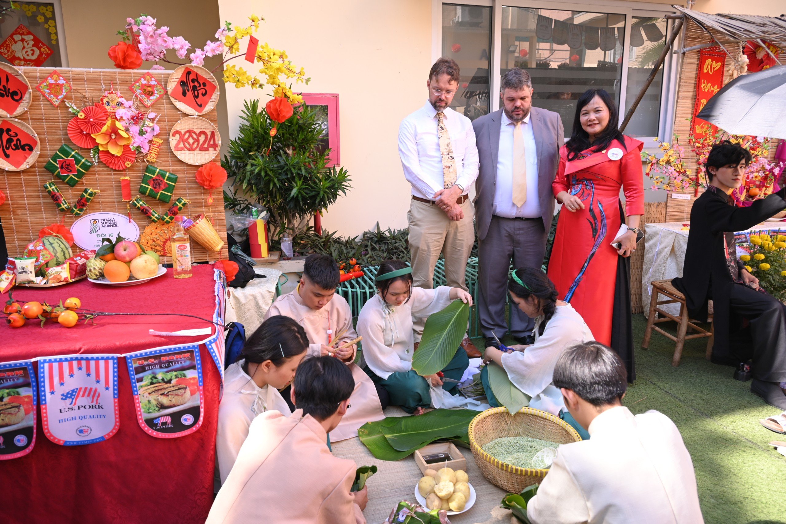 Gói bánh chưng - Trao yêu thương mừng xuân Giáp Thìn 2024- Ảnh 1. Gói bánh chưng - Trao yêu thương mừng xuân Giáp Thìn 2024- Ảnh 1.