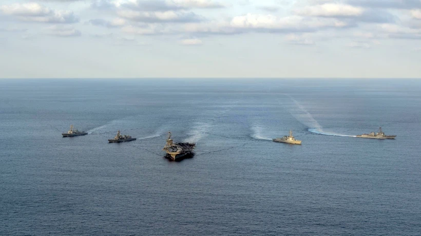 Các tàu quân sự tham gia cuộc tập trận chung Mỹ-Nhật-Hàn ở vùng biển ngoài khơi đảo Jeju của Hàn Quốc, ngày 26/11/2023. Ảnh: Yonhap
