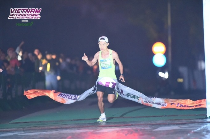 Hoàng Nguyên Thanh về nhất trên đường chạy giải Bán Marathon Quốc tế Việt Nam sáng 1/1. Ảnh: VIHM