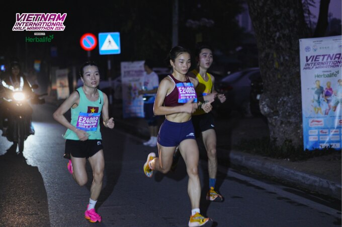 Nguyễn Thị Oanh đua tranh với Lê Thị Tuyết ở nội dung 21km nữ nâng cao tại Giải bán marathon quốc tế Việt Nam sáng 1/1/2024. Ảnh: VIHM