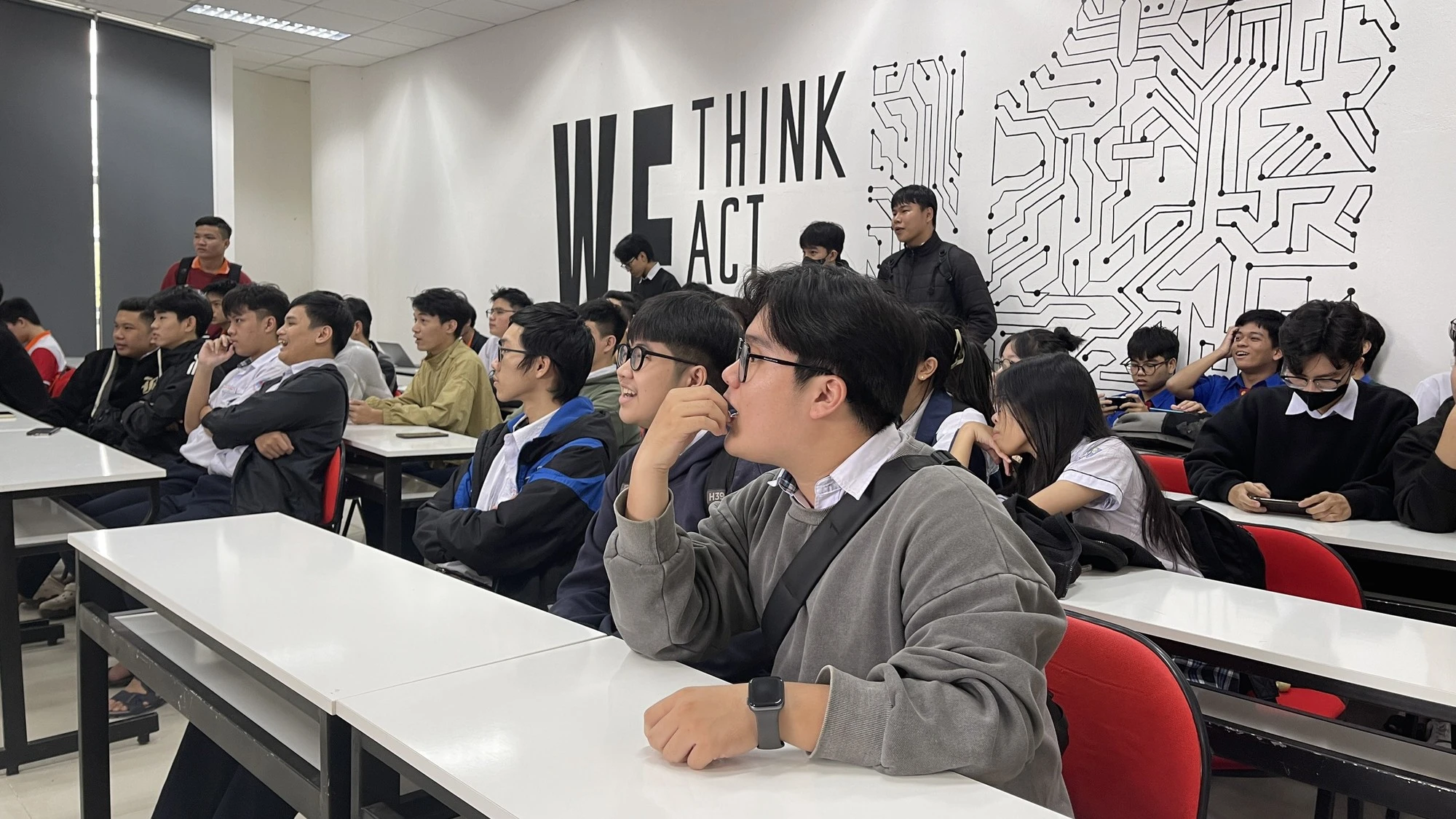 Học sinh tìm hiểu trí tuệ nhân tạo qua game và robot- Ảnh 1. Học sinh tìm hiểu trí tuệ nhân tạo qua game và robot- Ảnh 1.